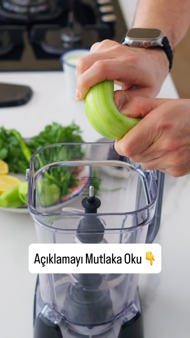 🥑 Yeşil Soğuk Detoks Çorba
Lif, sağlıklı yağ ve fermente besin desteğini tek kasede birleştiren ferah bir tarif. ✨
Özellikle kabızlık problemi yaşayanlar mutlaka denemeli
✨Avokado, içerdiği sağlıklı yağlar ve lif sayesinde bağırsak hareketlerinin desteklenmesine yardımcı olur.
✨Salatalık yüksek su içeriğiyle sindirimi rahatlatır ve vücudun sıvı dengesine katkı sağlar.
✨Maydanoz ve limon, yüksek c vitamini ve ödem atıcı etkisiyle beraber tarife ferahlatıcı bir etki katarken; yoğurt ise probiyotik içeriğiyle bağırsak sağlığını destekler.
Özellikle kabızlık yaşayanlar için lif + su + probiyotik kombinasyonu oldukça değerlidir. Bu çorba da tam olarak bu üçlüyü pratik ve lezzetli şekilde bir araya getiriyor.
Soğuk tüketebilir, hafif bir öğün ya da öğün destekleyici olarak tercih edebilirsiniz.
👇
Malzemeler:
1 avokado
3 adet salatalık
1/2 demet maydonoz
Bir tutam taze kişniş (opsiyonel)
1 adet acı biber
1 limon suyu
1 bardak yoğurt
Yapılışı:
Tüm malzemeleri pürüzsüz olana kadar blenderdan geçirin.
Afiyet olsun🌿