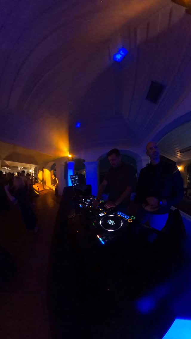 A classic that always work on the dance floor 🔥🚀💥 C&P wedding at @casadereguengos was on fire 🔥🪩 #weddingdj #destinationweddingdj #dancefloor #weddingvenue #partytime