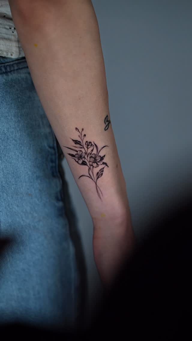 Realistic fine line bouquet done by @dosantosink 💐
⚠️NOW BOOKING⚠️
For appointments and more info, link in bio.
PROSPECT INK
PREMIUM TATTOO STUDIO
Modern concept & ocean views.
1224 Prospect St, Suite 150, La Jolla
.
.
.
.
.
.
.
.
.
.
#finelinetattoos #sandiegotattooshop #prospectink#flowertattoo #realismtattoo