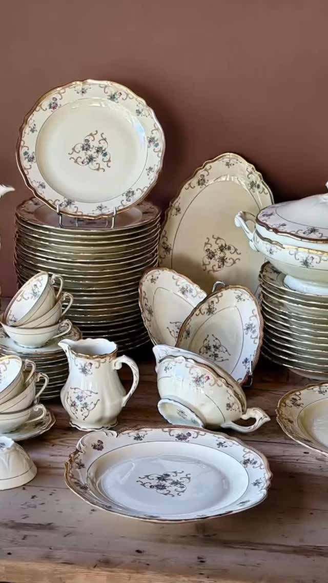 Nouveau ! Service de table 84 pièces à découvrir dans la boutique en ligne.
#misslittlebottle #artdelatable #porcelainedelimoges #vaisselle