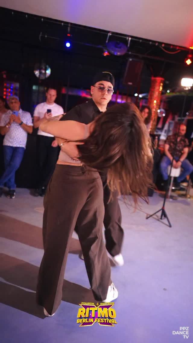 🇩🇪 GIOVANA Y RAFAEL 🇩🇪
Sometimes we dance a bit of brazilian zouk over here 🤍
Our first time in Berlin, was amazing to share a bit of our dance and culture with the beautiful people from @xplosion_event 🥰
🎥 @ppzdancetv
#brazilianzouk #zoukbrasileiro