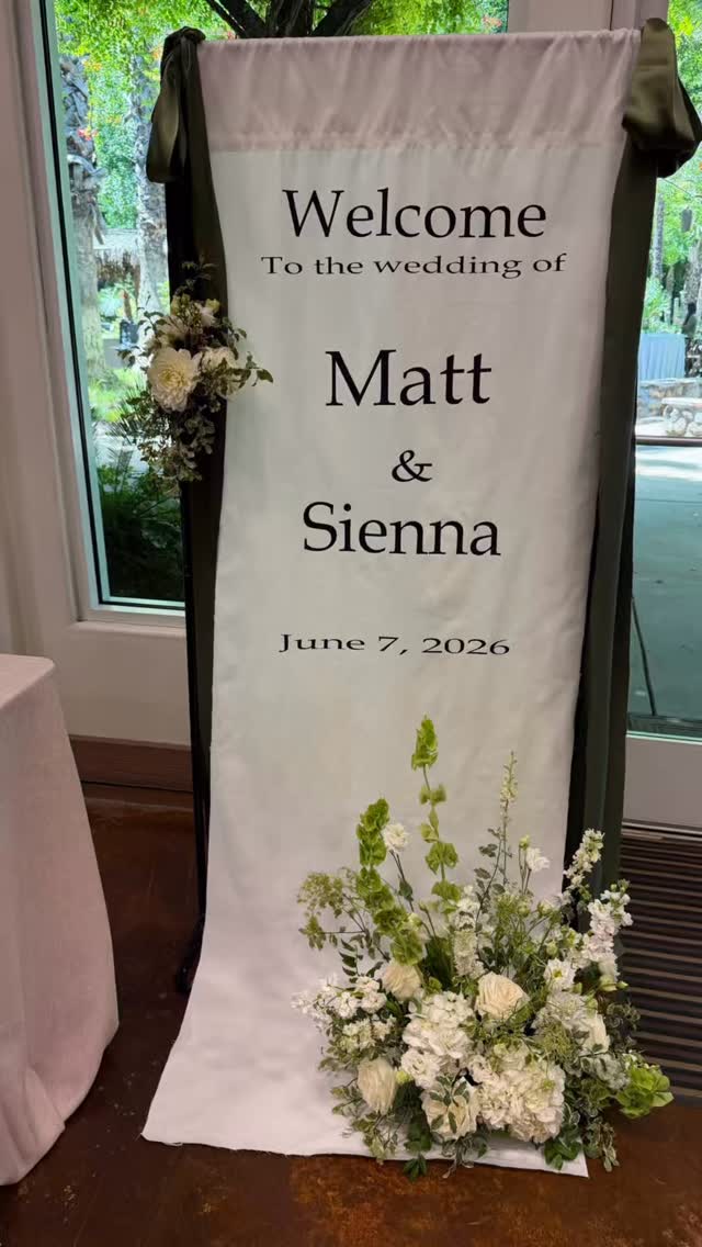This past weekend we had the honor of creating for Sienna + Matt’s Wedding ! Green and white florals with a touch of fresh fruit. A lush ground arch with a beautiful draping. Set in the shade of the gorgeous landscaping at @thepalmschico Congratulations!!! Also can we please take a moment for the mini pear next to the bar floral… 😍