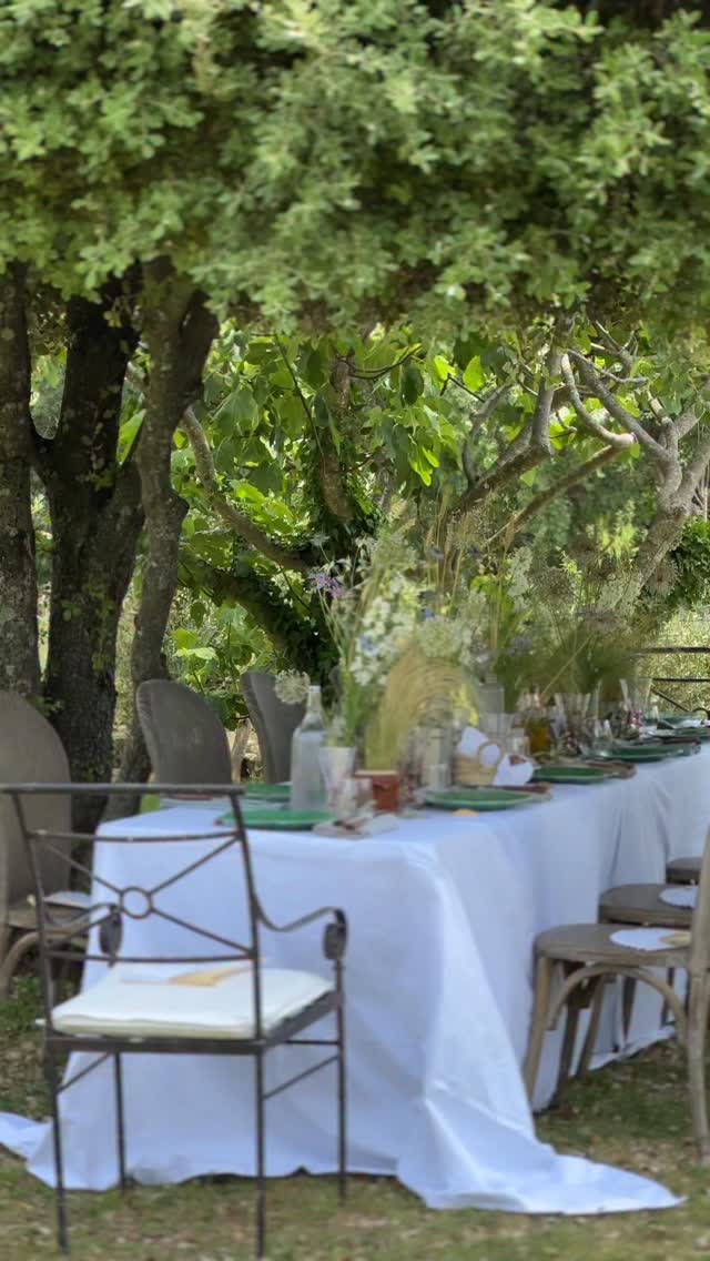 A garden lunch 🌸 Marie not only has extraordinary knowledge, passion and skill for all things floral she has the softest voice, the kind that hypnotizes you with her intentional choice of words. “Be free” was her introspective approach to creating our arrangements after lunch under the oak tree. The beauty that came from everyone’s hands into vases filled with the most vibrant and fragrant flowers grown in her garden was exactly that. I love this approach to flower arranging. Merci Marie 🤍