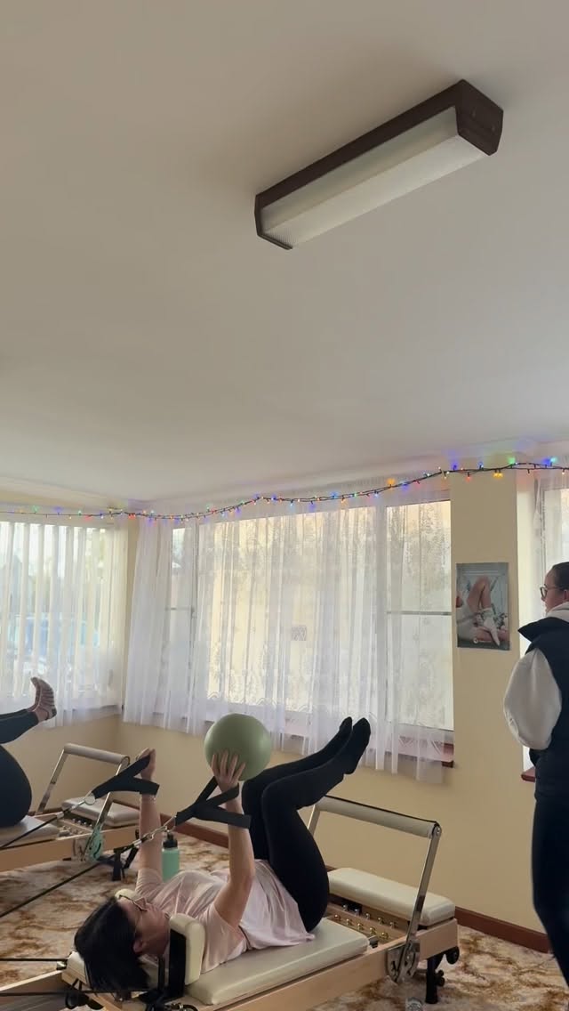 The beautiful Bree guiding her class through some spicy T-Arms 🔥
One of Bree’s greatest strengths is her incredibly clear and supportive teaching style. She has a way of breaking down movements so everyone feels confident, challenged, and connected throughout the class.
Who else loves a Bree class? 🤍✨