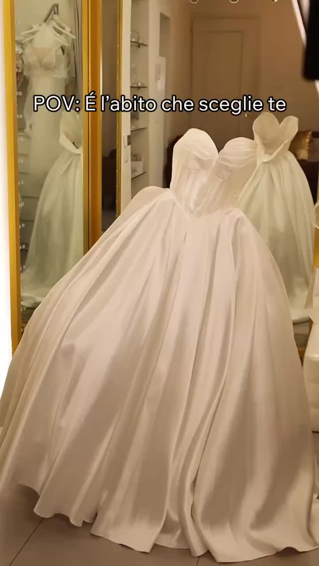 Le foto aiutano a immaginare, ma la prova è un’altra cosa.
È lì che nasce quella sensazione difficile da spiegare, quando all’improvviso non stai più guardando un abito… stai iniziando a vederti come sposa 👰🏻♀️
Vieni a scoprire il nostro percorso da HoneyMoon Italia
Grazie @federica_marto.ph @federica_marto
#honeymoonitalia #honeymoonsposa #atelier #matrimonio #bridedress