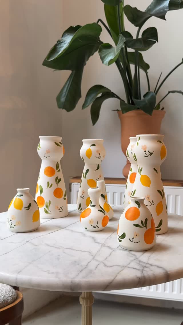 🍋 Die handbemalten Vasen sind zurück und diesmal gibt’s auch Zitronen 🍊😍
@johannablaha 🤝 @andfriends_store
#handpainted #ceramics #painting #lemons #homedecor