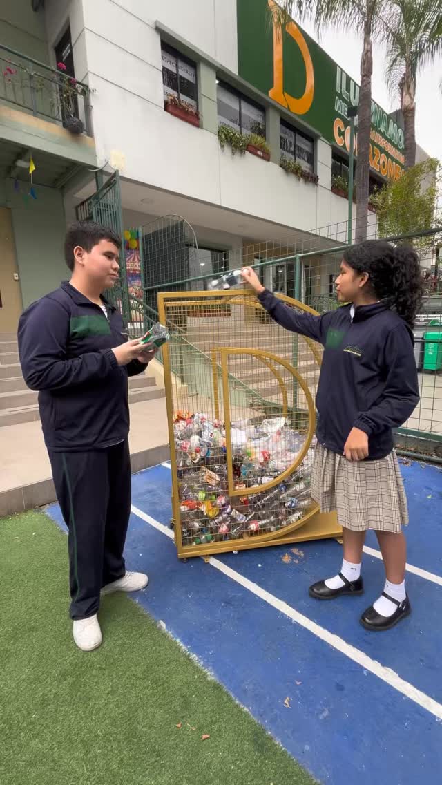 Reciclar es una acción fundamental para el cuidado del medio ambiente, ya que permite ahorrar energía y recursos, reducir la huella de carbono y disminuir la generación de residuos.
María Victoria Cedeño y Jared Marañón, integrantes del Club de Periodismo de Básica Superior Vespertina, invitan a toda la comunidad educativa a reciclar correctamente durante los recreos. Con acciones responsables y conscientes, contribuimos a la construcción de un entorno más sostenible para las futuras generaciones.
#SomosDelfos #Delfosdecorazón #iluminamosmentestransformamos💚🧡