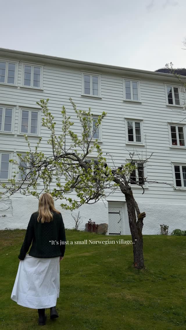 Welcome to the most beautiful place in Norway, and did you know you can go here by train? 🚂
This is
📍Flåm & Aurdal, Norway
How to go here by train:
🚞 Start in Oslo or Bergen and take the scenic train to Myrdal in the mountains
🚂 Change to Flåm railway in Myrdal and enjoy an old vintage train passing waterfalls and finally arriving by the fjords in Flåm
📌 SAVE for your unforgettable Norway adventure