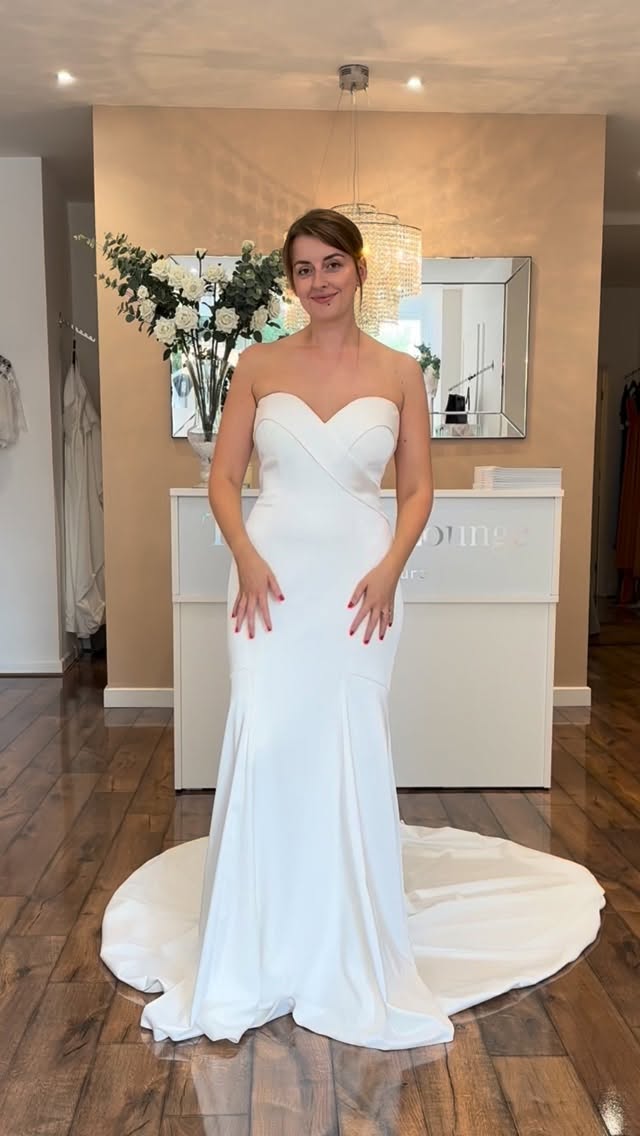 Sleeves or no sleeves? ✨
‘ROBYN’ is a gorgeous crepe and satin fitted gown that screams elegance and it pairs beautifully with these fashion forward satin and organza sleeves…
Was £1649
Now £995
Uk size 14
SOLD
What do you prefer… sleeves or no sleeves? ✨
#ellisbridal #modernbride #fashionforwardbride #2026bride #2027bride