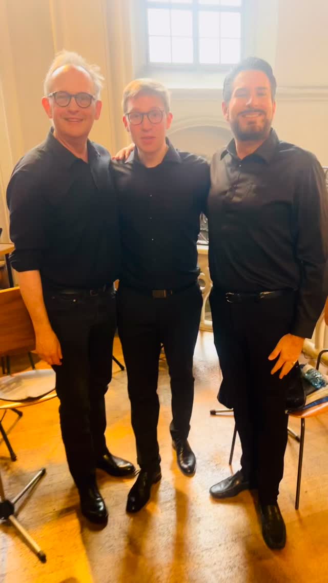 Puccini-Modus an! 🎼
Bevor es in Gars mit den Butterfly Proben losgeht, habe ich mich heute in der Augustinerkirche schon eingestimmt. Mit lieben Freunden Puccinis Messa di Gloria zu singen, war ein wunderbarer Auftakt.
Die Stimme ist ein Gottesgeschenk – es gibt für mich nichts Schöneres, als sie am Sonntag in der Kirche zu erheben, gemeinsam zu musizieren und einfach dankbar zu sein. 🙏✨🎶 BRAVO KMD Peter Tiefengraber für deine tolle Arbeit 👍🎶
#Puccini #Gars #MadamaButterfly #MessaDiGloria #augustinerkirche @clemensunterreiner @kirchenmusik_von_st._augustin ClemensUnterreiner wienerstaatsoper operburggars hilfstöne news 📸©️CU | Augustinerkirche | Oper BURG GARS