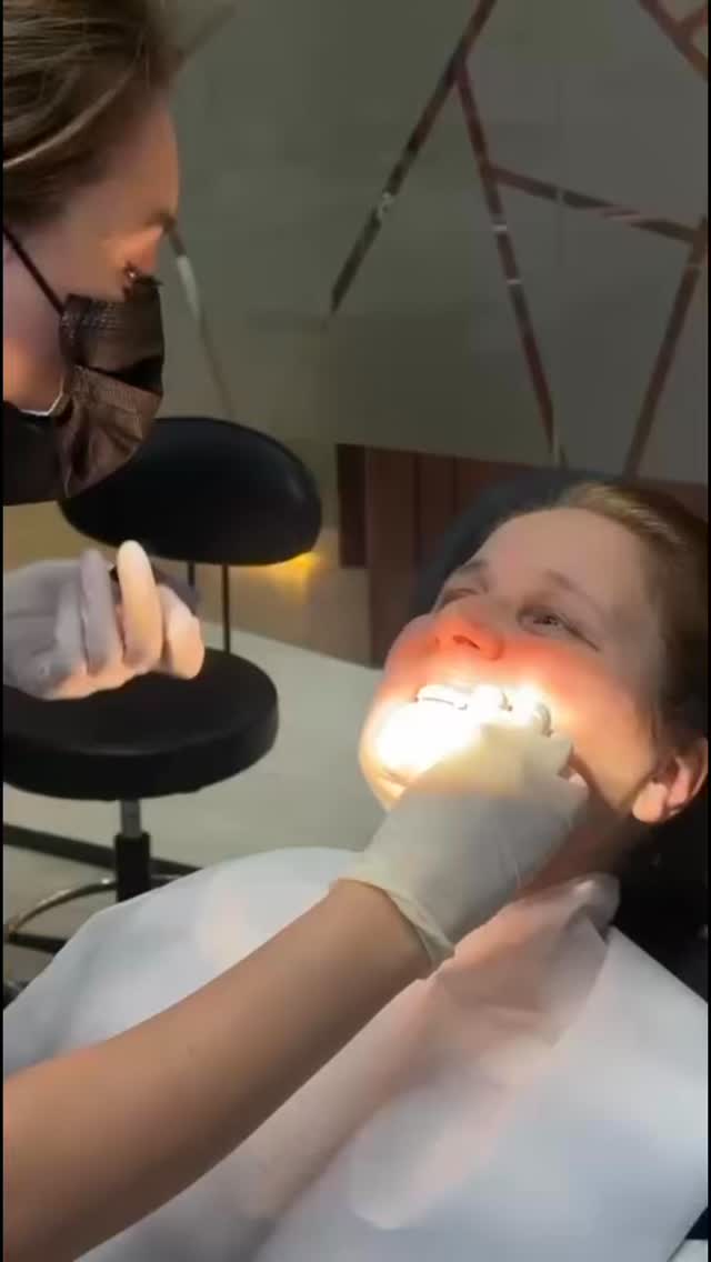 #deutschland #dental #fyp #smile #dentist
Bei uns läuft jeder Behandlungsschritt nach einem klaren und strukturierten Konzept ab. Von der Bisslage über die Funktion bis hin zur Ästhetik und Stabilität wird alles sorgfältig geprüft und präzise umgesetzt. Unser Ziel ist es, nicht nur ein schönes, sondern auch ein langfristig gesundes und funktionales Lächeln zu schaffen.
Qualität braucht Zeit. Schnelle Arbeit kann die Sorgfalt und Präzision, die für ein nachhaltiges Ergebnis notwendig sind, nicht gewährleisten. Deshalb nehmen wir uns für jeden Patienten die Zeit, die es braucht, um ein optimales Ergebnis zu erzielen.
Wir wünschen unserer Patientin viel Freude mit ihrem neuen Lächeln und bedanken uns herzlich für das entgegengebrachte Vertrauen.