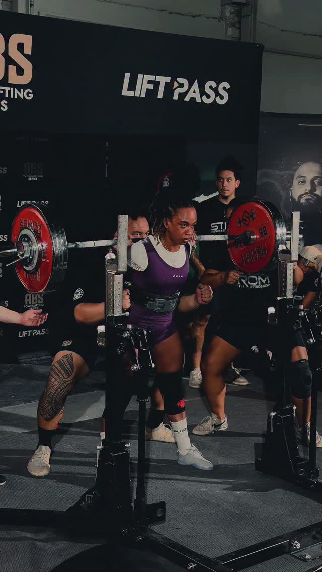 Pro-Am squats are wrapped up. Bench is next. Letโs see whoโs recovered and ready to put up numbers.
#powerlifting #squat