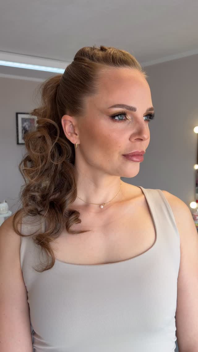 🤍 Soft Glam Brautstyling 🤍
Ein zeitloses Braut-Make-up kombiniert mit einer eleganten Ponytail-Frisur – natürlich, haltbar und perfekt für den großen Tag.
Wie gefällt euch dieser Look? ✨
#brautstyling #brautmakeup #brautfrisur #bridalmakeup #bridalhair