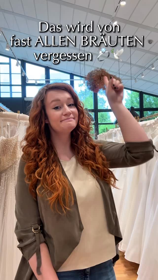 Bei der Hochzeitsplanung denkt ihr an so vieles.
➞ Das Kleid.
➞ Die Blumen.
➞ Die Deko.
➞ Die Gäste.
Doch bei all den Vorbereitungen wird manchmal die wichtigste Person des Tages vergessen:
ihr selbst. 😉
Gerade eure Füße müssen am Hochzeitstag einiges mitmachen.
𝘿𝙚𝙨𝙝𝙖𝙡𝙗 𝙪𝙣𝙨𝙚𝙧 𝙏𝙞𝙥𝙥: Tragt eure Schuhe vorher zuhause ein, cremt eure Füße am Hochzeitstag nicht ein und packt vorsichtshalber Blasenpflaster sowie AquaWasser in eure Tasche.
Klingt nach einer Kleinigkeit, kann aber den Unterschied machen zwischen „Ich möchte die Schuhe ausziehen“ und „Ich könnte die ganze Nacht durchtanzen.“ 👠
Für weitere Tipps rund ums Notfallkörbchen schreibt einfach „Notfallkörbchen“ in die Kommentare.
#weddingtimes #bridetobe #brautkleid #brautliebe #solingen