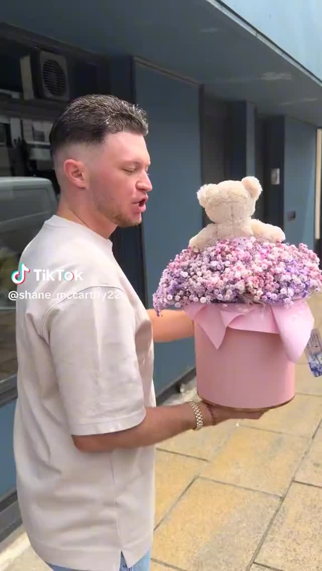@shane_mccarthy22 was the first person to get his hands on one of our new hat boxes that will be live soon. So thankful for him calling into us and we hope you have a wonderful night tonight ❤️
Our NEW website will be live soon… 🤝
#lawlessflowers #hatbox #pink #flowers #limerickflorist