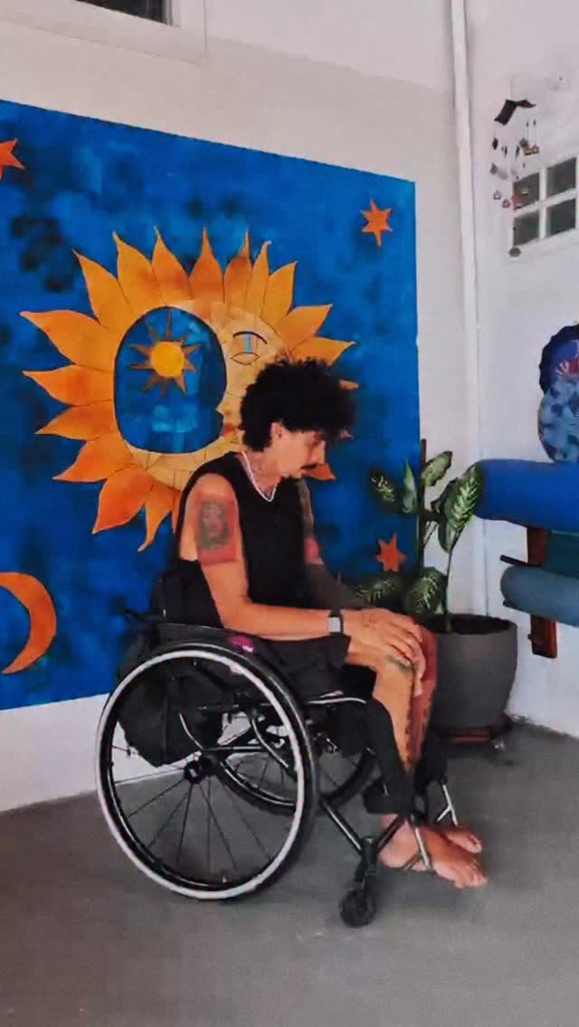 🌸 Há algo que precisa ser transformado na nossa forma de ensinar Yoga.
Perceber que você pode estudar anatomia, filosofia, metodologias de ensino e passar anos se dedicando ao Yoga...
Mas ainda assim, nunca ser a maior autoridade sobre o corpo de quem está à sua frente.
Cada pessoa chega à prática carregando uma história que não conhecemos por completo.
Uma experiência única de corpo, dor, prazer, trauma, força, limitação e descoberta.
Talvez por isso uma das tarefas mais bonitas de quem ensina seja criar espaço para escolhas.
Oferecer caminhos em vez de respostas prontas.
Fazer convites em vez de dar comandos.
Reconhecer que descansar também é uma prática.
Que adaptar também é uma prática.
Que dizer “hoje não” também pode ser uma prática.
Porque Yoga não acontece quando reproduzimos uma forma.
Yoga acontece quando cultivamos presença.
E essa presença não nasce apenas nos āsanas.
Ela pode surgir em uma respiração consciente.
Em um minuto de silêncio.
Em uma meditação simples.
Na forma como nos relacionamos com nós mesmos e com as outras pessoas.
Quando lembramos que o Yoga é muito maior do que uma postura, começamos a perceber que mais pessoas podem pertencer.
E talvez seja justamente aí que a prática revele toda a sua profundidade:
quando deixa de ser sobre alcançar algo e passa a ser sobre encontrar-se.
Se você deseja aprofundar esse olhar sobre um Yoga mais acessível, adaptado e humanizado, nossos cursos, mentorias e e-books podem caminhar ao seu lado nessa jornada.
🔗Conheça nossos caminhos de estudo no link da bio.
Lhe tenho amor,
Rodrigo 🤍🙏🏾
#Yoga #YogaParaTodos #YogaAdaptado #YogaAcessivel #LheTenhoAmor