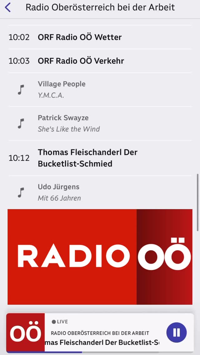 🎤📻🔊 DANKE für die Einladung in den ⭕RF und das Interview über meine Reise als Bucketlist Schmied. 🔨
Ich spreche darüber, warum ich das mache – damit sich Menschen durch außer*gewöhnliche Erlebnisse und Mindset-Shifts ins Leben verlieben. Und ich spreche darüber, womit ich das mache.
Was viele nicht wissen: Die Idee dahinter entstand nicht im stillen Kämmerlein. Ich habe mich schon immer gerne von außergewöhnlichen Menschen inspirieren lassen. Einer davon war @martinoeller von @loxone . Nach meinem Ausstieg aus dem eigenen Unternehmen erzählte er mir, dass er und sein Geschäftspartner nach zehn Jahren Unternehmertum 100 Tage Auszeit genommen hatten, um Abstand zu gewinnen und die nächsten Schritte bewusst zu gestalten.
Die beiden nannten es 10-to-100. Dieser Gedanke hat etwas in mir ausgelöst. Ich sagte mir damals: Wenn die beiden nach zehn Jahren 100 Tage Auszeit machen und in die Vogelperspektive wechseln, dann mache ich nach 15 Jahren meine 15-to-100 – und machte mich auf in eine neue Welt.
Gedacht. Getan. Aus diesen 100 Tagen entstand Schritt für Schritt der Bucketlist Schmied. Mittlerweile sind fast zwei Jahre vergangen. Und ich kann heute sagen: Es ist intensiver, erfüllender und lebendiger als je zuvor. Für mich ist das gelebte WORK-L!FE-ROMANCE ❤️ und die Auswirkungen daraus berühren und begeistern mich immer wieder.
Die Bucketlist Schmiede wird übrigens mit Loxone ausgestattet – vermutlich die modernste Schmiede der Welt. Ohne es zu sehen. Komplett im Hintergrund. Und doch überall präsent. 💚
DANKE heute einmal besonders an Martin Öller – stellvertretend für einige wichtige Impulsgeber und Sparringspartner, die mich auf diesem Weg inspiriert, begleitet, herausgefordert und unterstützt haben … damit ich wiederum andere inspirieren darf. 🙏🔥
#BucketlistSchmied #Loxone #VomErlebnisZumErgebnis #WorkLifeRomance #Inspiration