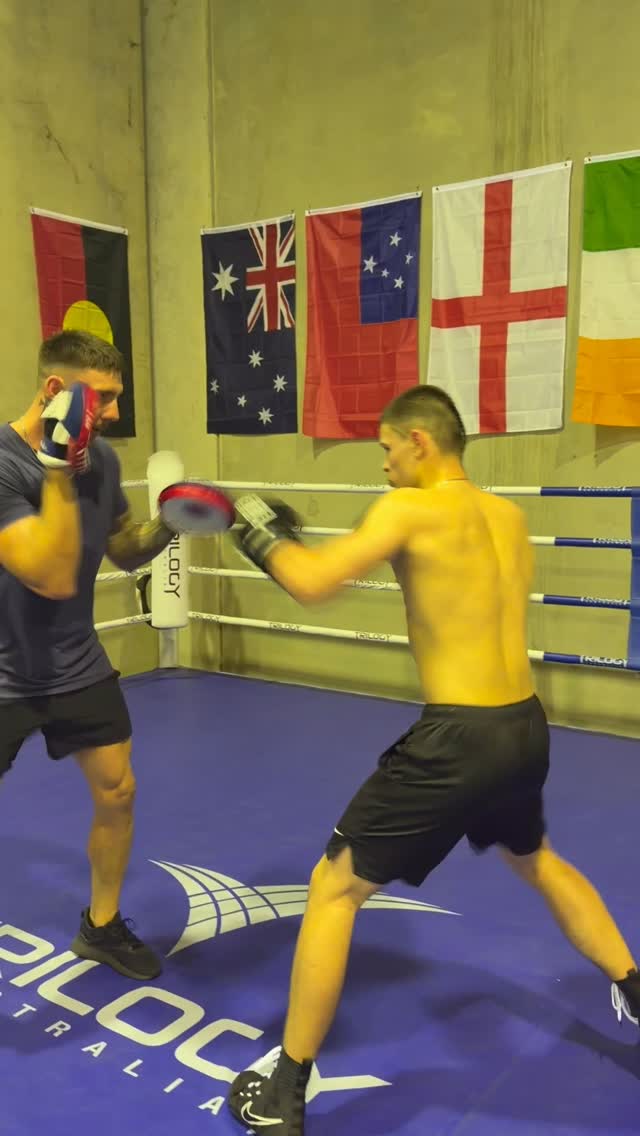 Bit of pad work🥊 #boxing #kidsboxing #mentalhealth #womansboxing #mensboxing