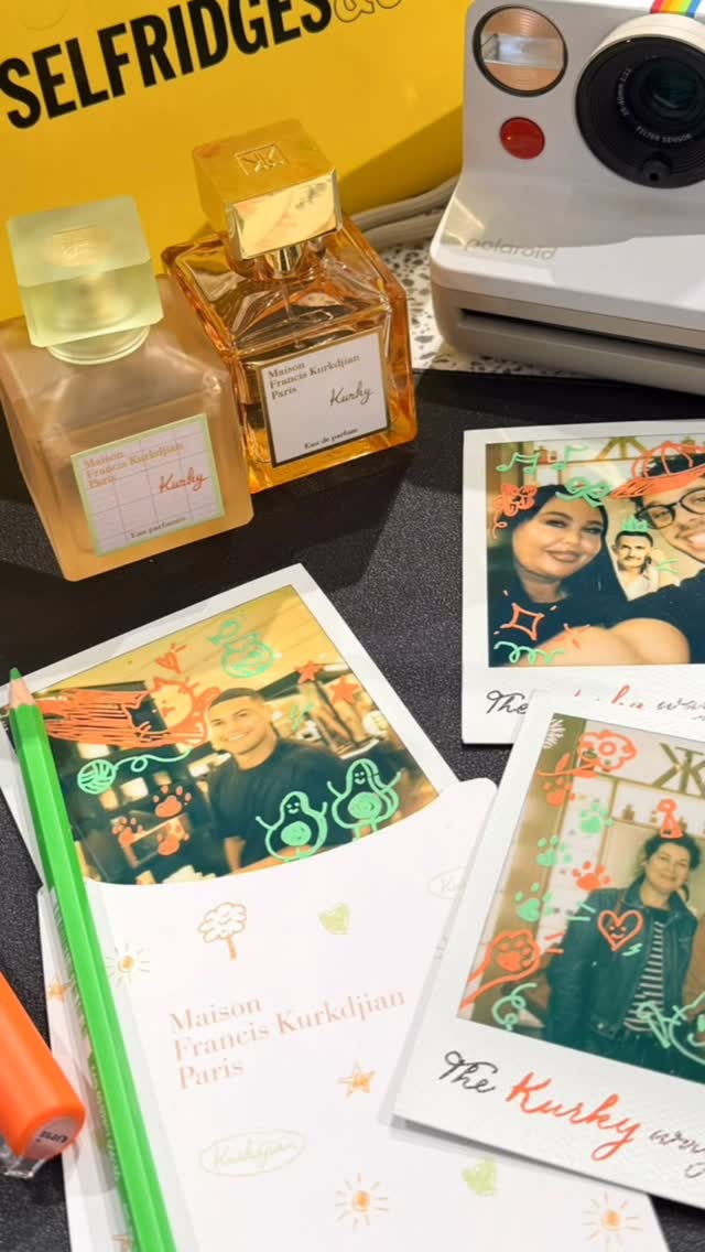 POV: Your day at work involves doodling on Polaroids and fragrance boxes...
The Kurky campaign has been such fun! We’ve been illustrating fragrance boxes, customising Polaroid snaps, and meeting so many lovely people who stopped to see what was going on and discover the new scent.
Tiny drawings, happy memories, and lots of creative moments – exactly the sort of event we love being part of.
Thanks @maisonfranciskurkdjian for having us along for the Kurky adventure!
#Kurky #MaisonFrancisKurkdjian #EventArtist #LiveIllustration #PolaroidArt Calligraphy BehindTheScenes LuxuryEvents TheModernCalligraphyCo
