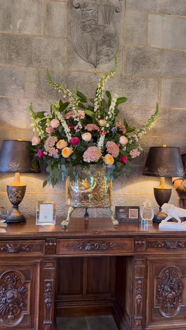 We bring to you this weeks install of fresh flowers at Dromoland Castle! Fresh conditioned flowers creating a beautiful natural country garden style throughout this beautiful building!
Well done team 🤝
#flowers #castle #dromolandcastle #instagramflowers #florist