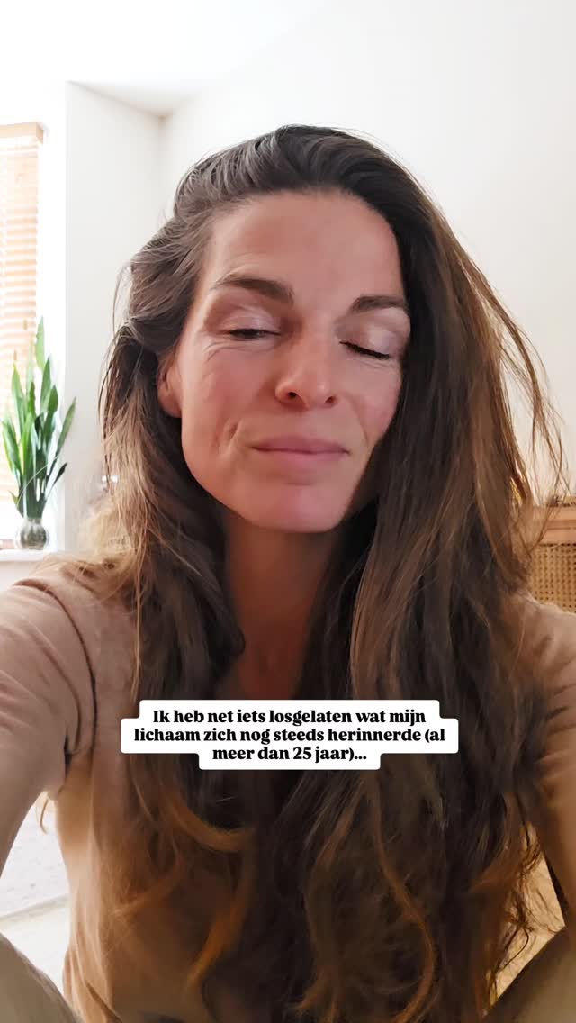 :》》Je lichaam herinnert iedere gebeurtenis en alle woorden die ooit tegen je gesproken zijn.
Gisteren gaf ik mezelf een helende regressie reis, want in het proces waar ik nu doorheen beweeg voel ik dat er bepaalde thema's zijn die aangekeken en geheeld willen worden.
◇ Waarom?
Omdat het me beperkt.
Omdat het me klein houdt.
Omdat het me laat twijfelen.
Omdat het me onzeker houdt.
Omdat het me verdrietig maakt.
Het verleden leeft in het heden, in het zenuwstelsel, in het lichaam.
Mijn thema gisteren was verbonden aan de moederwond en aan financieel trauma.
Door er aandacht aan te geven en een reis naar binnen te maken op zielsniveau, kon ik voelen hoe zwaar mijn lichaam werd. Niet alleen zwaar, ook heel erg moe.
Waarom? Vroeg ik aan mijn lichaam.
Omdat ik het trauma (de herinnering aan gebeurtenissen) nog steeds met mee droeg. De last.
Niet alleen mijn last, maar ook van mijn moeder en vrouwenlijn.
Want dat is wat er energetisch gebeurt, we nemen over van onze ouders en voorouders.
Waarom?
Omdat we hier zijn om het te helen.
Om het te doorbreken.
Om te leren en te groeien op zielsniveau.
Dat is waarom ik geloof in energetische regressie; alles is energie en dat kunnen we veranderen.
Eerst heb je een bewuste reis te maken ik het onderbewustzijn, daarna kun je in samenwerking met het lichaam voelen wat liefde mag krijgen en wat je los mag laten.
Ben je nieuwsgierig of energetische regressie therapie jou kan helpen? Comment 'call' en laten we vrijblijvend bellen. Ik voel graag met je mee.
Je mag me ook privé een bericht sturen.
Liefs Yolentha
#energiewerk #energetischehealing #regressietherapie #regressie #vrouwenheling