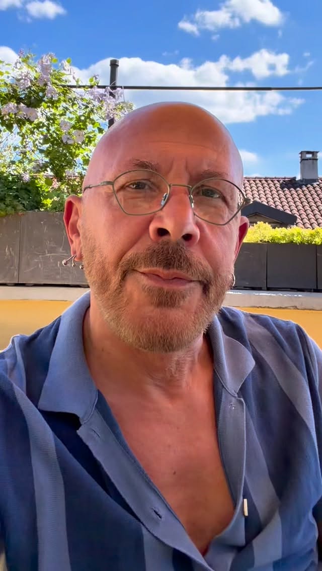 C’è qualcosa che porti dentro da tempo e che continua a farsi sentire, anche quando tutto il resto sembra andare bene.
Martedì 16 giugno alle 21 su Zoom ti aspetto per una serata che si chiama Respirare nella ferita — un incontro per imparare a restare accanto a ciò che fa male senza allontanarsi da sé, attraverso la parola, il mito di Chirone e una meditazione immaginale guidata.
Chi partecipa riceve in dono il quaderno digitale Respirare nella ferita.
Lo spazio Zoom non verrà registrato, perché quello che accade in una serata come questa merita di restare lì, custodito da chi era presente.
37 euro. Il link per iscriverti è in bio.
Ti aspetto.