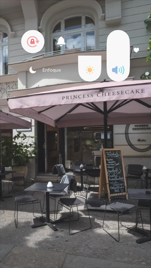 ☀️ Der Frühsommer ist die beste Zeit für ein Wiedersehen ☀️
Die Tage sind herrlich lang, die lauen Abende rufen und es gibt nichts Schöneres, als endlich wieder stundenlang draußen zu sitzen, gemeinsam zu lachen und das Leben zu genießen – während man sich durch unsere frisch gebackene Kuchentheke probiert. 🍓🥂
Kommt vorbei, bringt eure Lieblingsmenschen mit und macht euren Juni-Nachmittag auf unserer Terrasse zu etwas ganz Besonderem. ☕🍰
#FriendsAndCake #EarlySummer #PrincessCheesecake