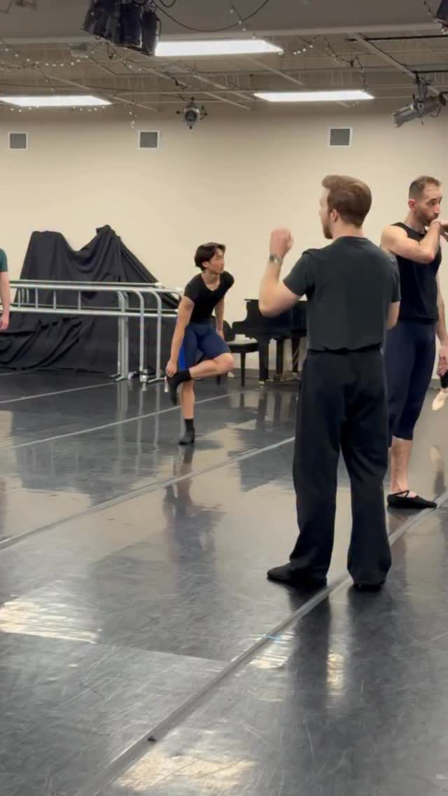 Pirouette anxiety happens, but as Artistic Director Bryce Lee reminds us, we trust our tools: core engagement, intentional weight placement, coordination, and a strong frame. 💪💥
#themaledanceconnection #maledancer #balletclass