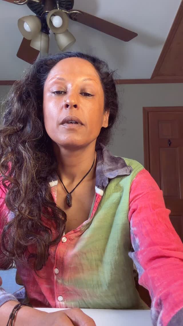 About energy leakages such as patterns of overgiving, pleasing others or over adaptation.
Here lies the medicine of the Serpent, one long body with her vital life force remaining centered not having to go towards limbs.
The similar process happens when you Eros life force remains centered, able to flow in each part of your body, nourishing you and at the same time expanding your consciousness as known by Hindu Lineages with the ascension of your Kundalini.
Interestingly, the embodied centering of the serpent can also be associated with the famous non dual pointer I AM but here fully adapted to your physicality.
The wisdom of the Serpent is here to serve both your human life and the evolution of your consciousness.
My invitation is to be aware when your energy and mind are going outward and come back to the center feeling the serpent.🐍
#consciousnessshift #femininewisdom #womenempowerment #feminineawakening #eros