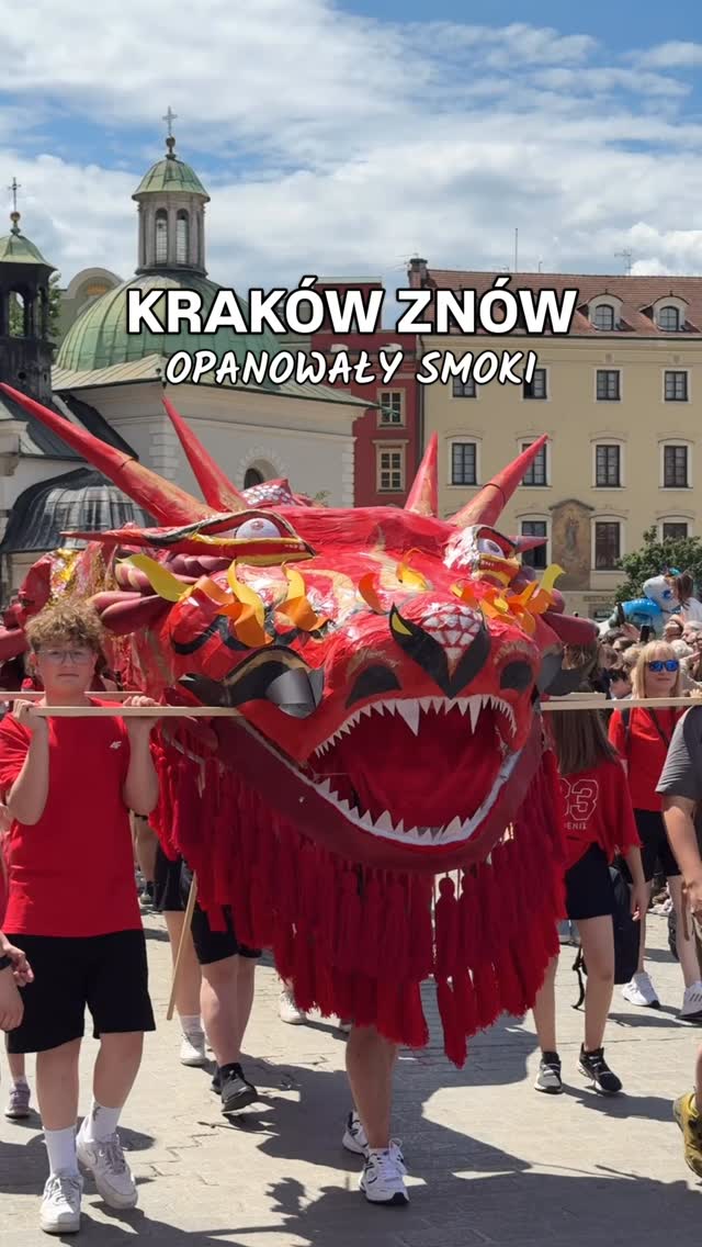 Czy istnieje bardziej bajkowe wydarzenie w Krakowie? 🐉✨
W ten weekend miasto po raz 25 opanowały smoki!
Wielka Parada Smoków to jedna z najbardziej niezwykłych i kolorowych tradycji Krakowa, która co roku przyciąga tysiące mieszkańców i turystów.
Najbardziej zachwyca mnie to, że za każdym smokiem stoją miesiące pracy, kreatywność i ogromne zaangażowanie dzieci, szkół, domów kultury oraz organizacji z całej Polski.
Każda konstrukcja jest inna, ma własny charakter i opowiada swoją historię.
Obserwując przemarsz kolorowych smoków, można poczuć się jak w baśni. To jedno z tych wydarzeń, które przypominają, że wyobraźnia nie zna granic. 💚
Byliście kiedyś na Wielkiej Paradzie Smoków? A jeśli tak, który smok w tym roku zrobił na Was największe wrażenie?
• Parada Smoków • Kraków • Wielka Parada Smoków •
#krakow #wielkaparadasmoków #kraków #visitkrakow #malopolska
