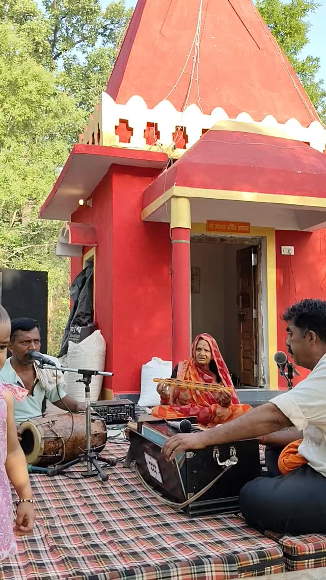 हथवार निवासी कमल किशोर जी की माताजी श्रीमती दिल्लू तिवारी जी संकल्प से और ग्राम वासियों के सहयोग से श्री मानस मंदिर हथवार में भंडारा संपन्न हुआ!