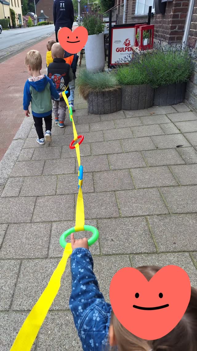 De 1e dag van de Peuter4daagse zit erop ๐ช๐ป
Onze peuters gaan vier dagen op pad voor een korte wandeling van een kwartier rondom ons KDV. Zo ontdekken ze spelenderwijs hoe leuk wandelen is, leren doorzetten en vertrouwen op hun eigen stappen. Als welverdiende beloning ontvangen ze een echte medaille. Een mooie basis voor een leven lang bewegen! ๐คฉ๐ฅณ #kleinschaligekinderopvang #buiten #natuur #motorischeontwikkeling