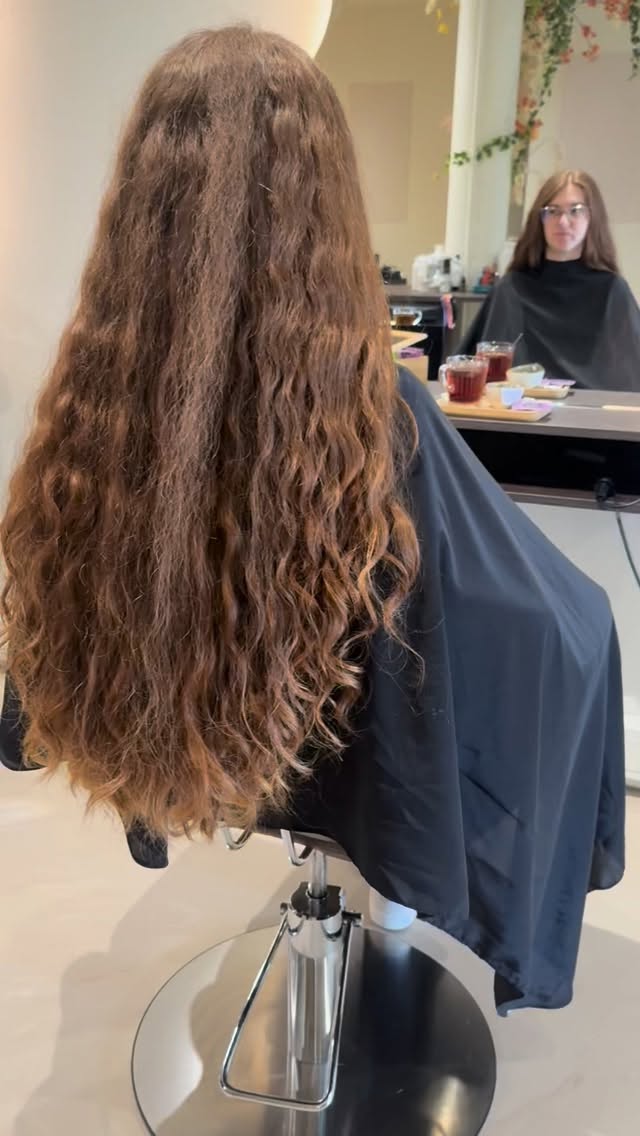 Wauw wauw wauw, dat is het enige wat ik eigenlijk over haar haar kan zeggen. ✨
Een flink stuk van haar lengte geknipt, omdat het soms gewoon even te veel is, de zwaarte en het onderhoud. We snapte wat ze bedoelde en hebben een mooie oplossing gevonden om het toch lang te houden maar met meer luchtigheid en volume. 💫
Kom je ook langs?
#krullenkapperzwijndrecht #krullenkapper #curlygirlmethode #cg #krullenknippen