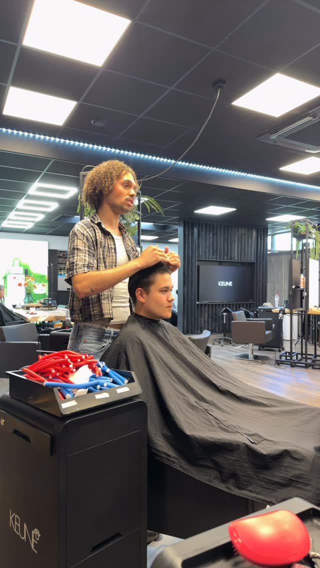 Al een tijdje doen we dit steeds meer , krul , slag of iets er tussen in bij mannen.