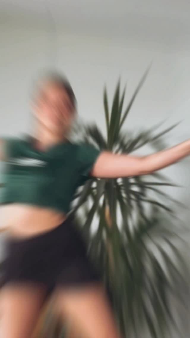 〰️ GIOVANA Y RAFAEL 〰️
We are just loving this vibe 🤍 playing with one footed spins!
Those type of movements is super fun, however, not at all easy for us! We just keep pushing to get better and better. Hope you guys like it ☺️
LEARN FROM US ⤵️
www.giovanayrafael.com
at the best place to dance in Munich @salsaonstage
#dance #dancing #dancer