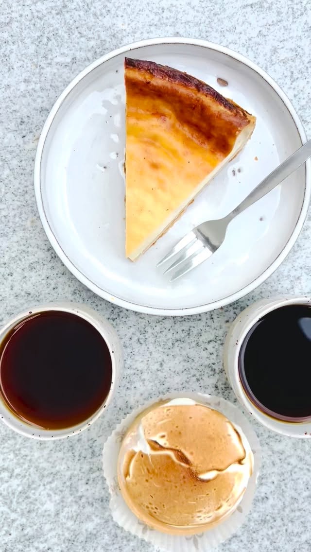 A U G E N • B L I C K E
… der Woche.
Zwischen Kuchenauszeit und Buchhaltung, PR-Arbeit und Ofeneinräumen. Besuch empfangen, Enten Vorfahrt gewähren und ihre Gelassenheit genießen.
Mentales Training, konzentrierte Momente an der Drehscheibe und die Freude am Tun. Zwischen kreativer Leidenschaft und den Abläufen im Studio entstehen jeden Tag neue kleine Augenblicke, die den Alltag besonders machen.
•
E Y E • C A T C H E S
… of the week.
Between a cake break and bookkeeping, PR work and loading the kiln. Welcoming visitors, giving ducks the right of way, and enjoying their unhurried pace.
Mental training, focused moments at the wheel, and the joy of making. Between creative passion and the daily rhythm of the studio, new little moments emerge every day — moments that make everyday life special.
#Studiolife
#Drehscheibe
#Keramikstudio
#workshop
#augenblick