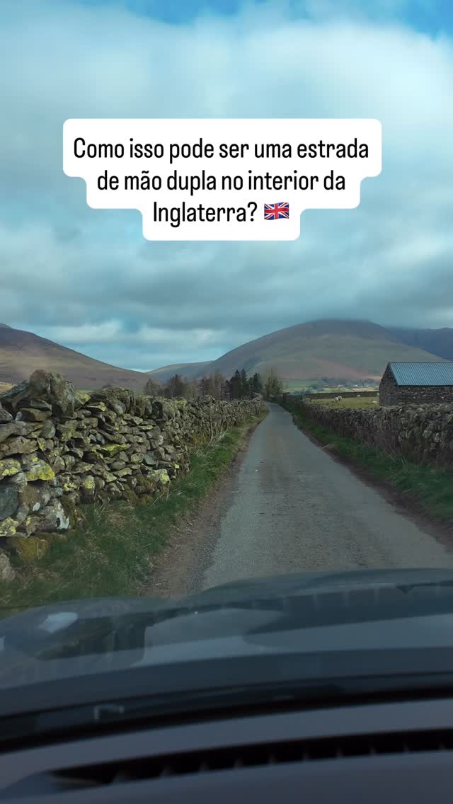 Uma das coisas mais curiosas de dirigir no interior da Inglaterra são essas estradas rurais estreitas, conhecidas como country lanes.
Apesar de muitas serem oficialmente estradas de mão dupla, em vários trechos só há espaço para um carro passar de cada vez. É por isso que os motoristas utilizam os famosos “passing places”, pequenas áreas para dar passagem aos veículos que vêm na direção oposta.
E tem um detalhe que sempre nos surpreende: o limite de velocidade costuma ser de 60 mph (96 km/h)!
Na prática, a maioria das pessoas dirige muito mais devagar, aproveitando a paisagem e as curvas dessas estradas históricas que atravessam alguns dos cenários mais bonitos do Reino Unido.
Para nós, faz parte da experiência de explorar a Inglaterra além de Londres.
🚗 Qual foi a estrada mais estreita que você já dirigiu?
🎬 Temos vídeos completos explorando vilarejos, castelos, cidades históricas e paisagens incríveis pelo Reino Unido no canal EmiLou Day by Day - Irmãs Viajantes
Siga @emiloudaybyday para mais dicas de viagem, roteiros e lugares surpreendentes no Reino Unido.
O que visitar no Reino Unido? | O que visitar na Inglaterra? | Como dirigir na Inglaterra ? | A vida no Interior da Inglaterra | Inglaterra além de Londres | Viagem de carro pelo Reino Unido
#EnglandTravel #VisitBritain #VisitEngland #CountrysideEngland
