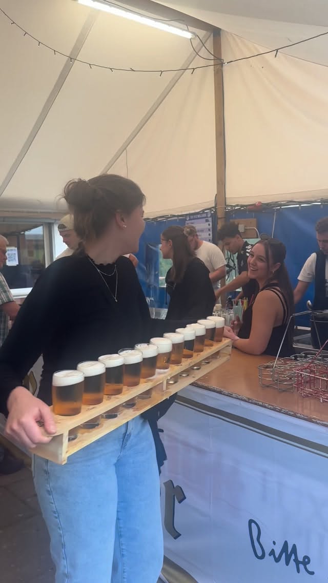 54. Sportfest | Tag 3
Der dritte Sportfesttag stand ganz im Zeichen unseres legendären Mini-Playback-Show-Abends. Nachdem unsere Minis auf dem Spielfeld bereits gezeigt hatten, was sie können, begeisterten sie auch am Abend das Publikum mit ihren Auftritten und sorgten für eine überragende Stimmung. 🎤✨
Für alle, die den Samstagabend in Wollrode noch nie erlebt haben: Das solltet ihr euch für das nächste Jahr unbedingt vormerken. Was hier Jahr für Jahr auf die Beine gestellt wird, ist einfach legendär. 🔥🎭
Ein weiterer unvergesslicher Sportfestabend mit vielen besonderen Momenten. Hier sind die besten Eindrücke für euch. 🎥🍻✨