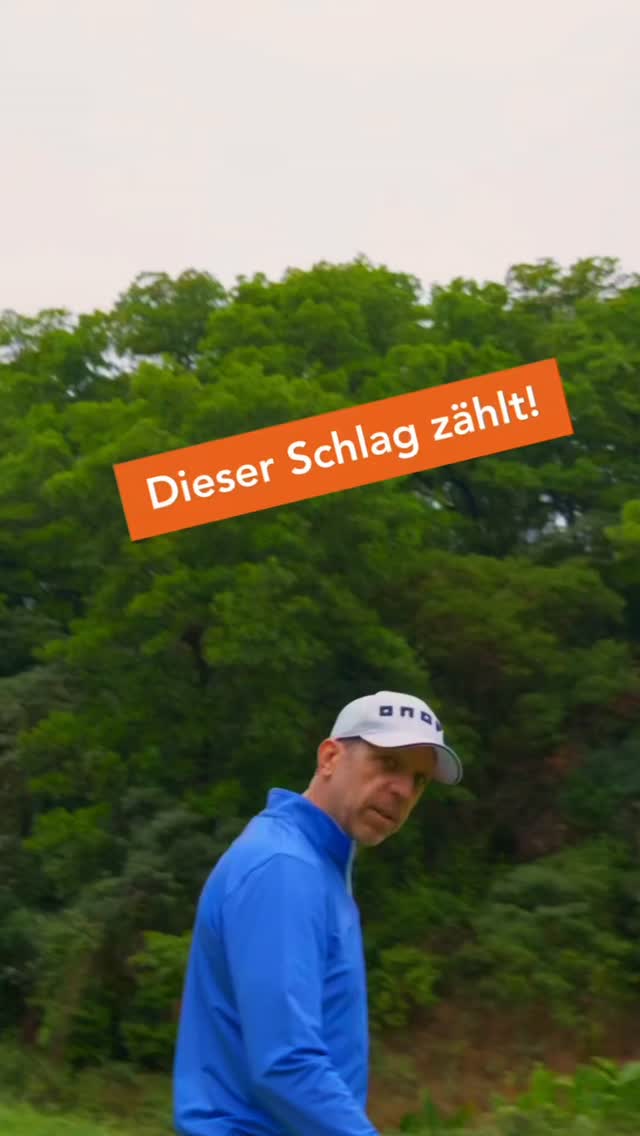 Die Fahne sieht verlockend aus – aber muss man sie wirklich attackieren?
Bei diesem Anspiel aufs Grün wird es spannend: viel Fläche, aber die Bunker verteidigen die Fahne ziemlich deutlich. Genau hier zählt nicht nur Technik, sondern vor allem die richtige Entscheidung.
Manchmal ist links safe einfach der bessere Schlag.
Schau dir an, wie dieser Schlag geplant wird.
#zgolf #golfswing
