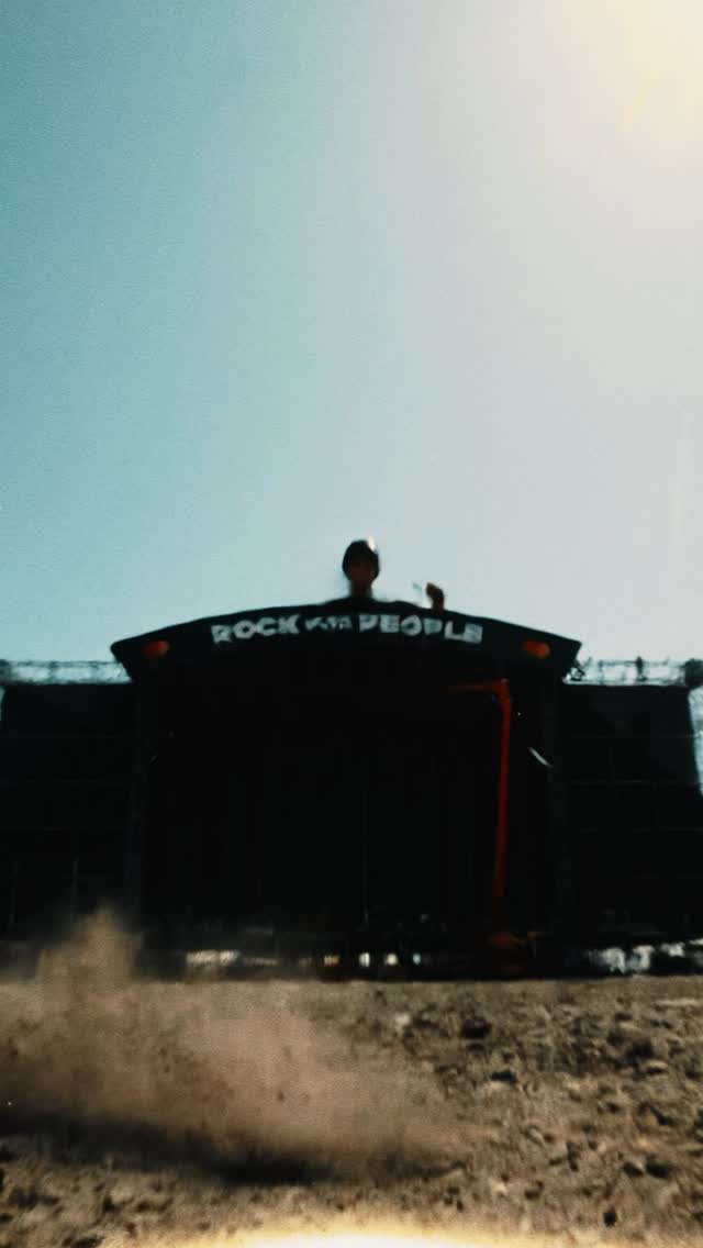 ZÍTRA TO VYPUKNE! 🚀🔥
V @park360cz už týdny nespíme, abychom mohli společně prožít ten nejlepší start léta!
Stage stojí, světla svítí, backstage pulzuje energií a Shameless crew se od stavby přesouvá ke stage managementu, show crew a za follow spoty! 💪
Z prázdný louky jsme společně s @rockforpeople postavili tenhle festivalovej vesmír. Teď už je to na vás. Naplňte areál, roztočte moshpity a užijte si každej moment!
My budeme celou dobu v zákulisí krýt záda vám i kapelám. Jdeme na to! 🔥🔥
ENG
IT KICKS OFF TOMORROW! 🚀🔥
We’ve been working hard in Park360 for weeks to help make this the ultimate start of summer!
The stages are up, the lights are on, the backstage is buzzing with energy, and Shameless crew is shifting from build mode into stage management, show crew duties, and followspot positions. 💪
Together with Rock for People, we’ve turned an empty field into a festival universe.
Now it’s your turn. Fill the grounds, keep the mosh pits spinning, and enjoy every moment!🤘
We’ll be behind the scenes the whole time, keeping both you and the bands covered.
Let’s do this! 🔥🔥
#rockforpeople #jeduRFP