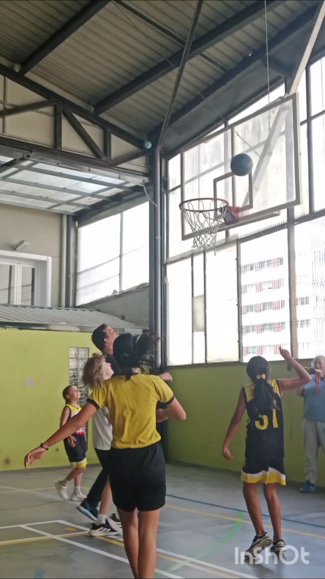 Hoy, como ya viene siendo tradición, y como broche final de temporada, se han celebrado los partidos padres contra hijos de baloncesto en las diferentes categorías.
Han estado muy reñidos!! Ha sido una tarde de convivencia, deporte, risas, carreras atropelladas y alguna que otra canasta!! 😁
Además las entrenadoras obsequiaron a los participantes con unas pizzas para recuperar la energía 😋😋
Gracias a todos los que lo habéis hecho posible!!!
#colegiofranciscanos #coleyfamilia #educacionenvalores #colegiofranciscanoscoruña