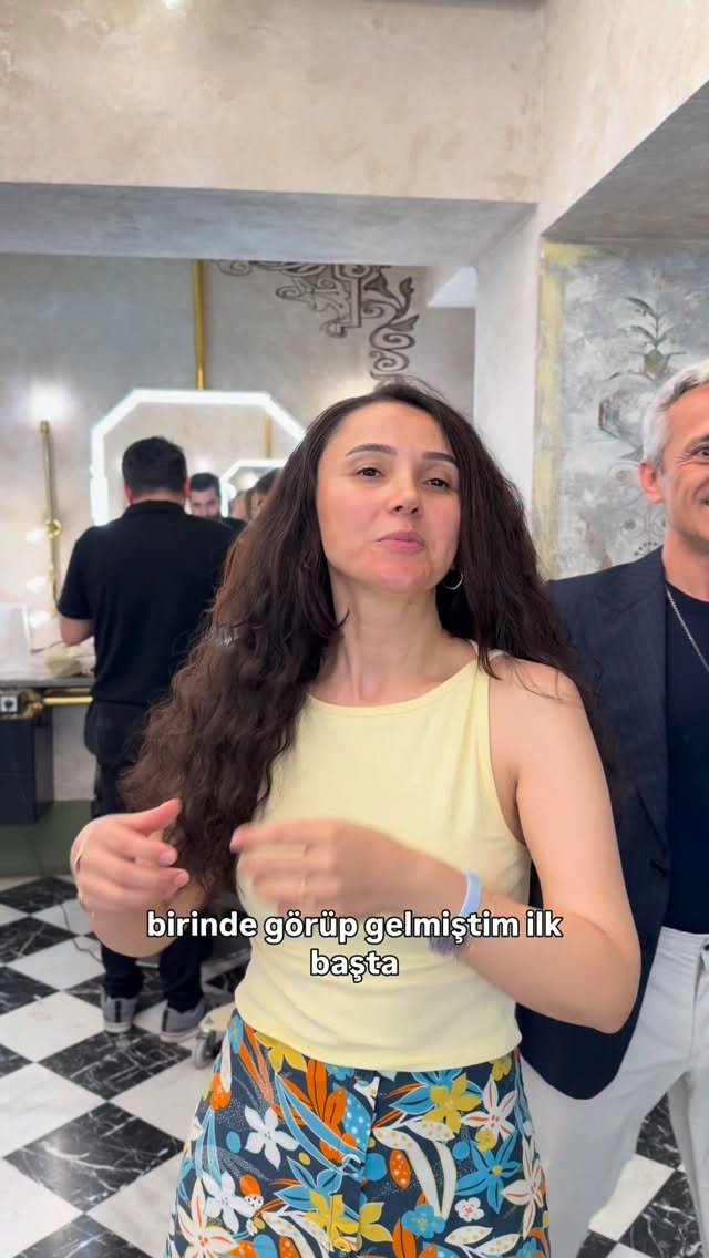 DÜZ SAÇA DALGALI DOKUNUŞ 🌊
Düzden dalgalıya, ince telden dolgun hacme geçişin formülü 👇
Mikro kaynak + analiz + Sedat Biga saç bakımı ritüeli = mutlu müşteri.
1️⃣ Uygulama öncesi detaylı saç analizi
2️⃣ Dalgalı dokuda mikro kaynak ile hacim + hareket
3️⃣ Sonrasında Sedat Biga Saç Bakım Ritüeli ile ipeksi bitiş
Sonuç: Fönsüz bile dalgalı, dolgun, canlı saçlar.
Müşterimizin yorumu: “Sanki hep böyleydi” ✨
Doğru analiz + doğru teknik = doğal sonuç.
📩 Bilgi için DM yada Whatsapp
👉 +90 533 776 64 74 👈
#sedatbiga #mikrokaynak #dalgalıkaynak #düzsaç #hairtransformation saçanalizi hairritual müşterimemnuniyeti hairreels istanbulkuaför beforeafter