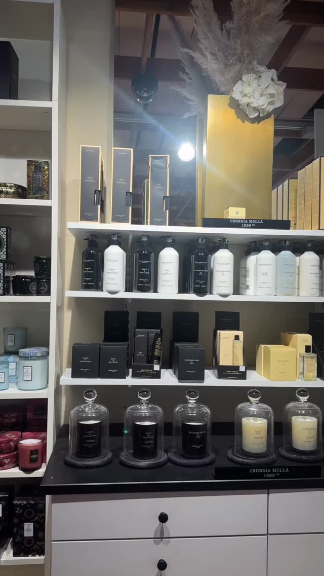 Luksuriøs duft til en fin pris ✨
Cereria Mollá 1899 er kjent for sine eksklusive dufter og håndlagde produkter fra Spania 💛
Hos oss er Black Orchid & Lily den store favoritten – en elegant og sofistikert duft mange stadig kommer tilbake til.
Den mest populære duften fra Cereria Mollá er Velvet Wood, med varme og innbydende toner som mange forelsker seg i.
Duftlys, duftpinner og romduft som gir det lille ekstra til hjemmet – eller en perfekt gave💫