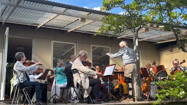 Uruppförande av ”Förnimmelse av vår” för stråkorkester till amatörorkestern Capella Cordialis i Göteborg under ledning av Finn Rosengren under härlig trädgårdakonserter i sol! Tack Margaretha och Peter Jungen för beställningen. #classicalmusic #composer #stringorchestra