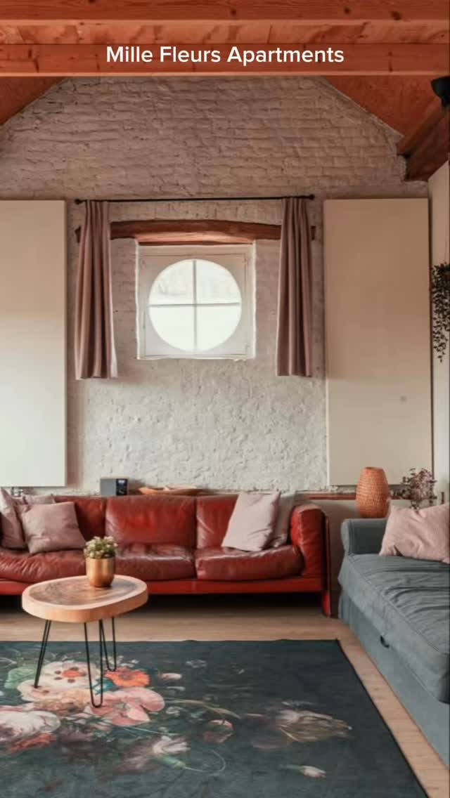 Word wakker onder de oude dakbalken van een voormalig dorpsschooltje.
Etage Supérieur is een van de unieke appartementen van Mille Fleurs Apartments in Sint-Pieters-Voeren in België.
Dit ruime appartement voor vier personen beslaat de volledige bovenverdieping van het huis. Je vindt er twee comfortabele slaapkamers, een lichte open keuken met gezellige bar en een sfeervolle zithoek met uitzicht over de glooiende heuvels van de Voerstreek.
Hier draait het niet om een volle planning. Hier draait het om langzaam wakker worden, koffie aan de bar, wegdromen bij het uitzicht en genieten van de rust die in het dagelijks leven vaak ontbreekt.
De Voerstreek staat bekend om haar ongerepte natuur, lokale wijndomeinen en een heerlijke bourgondische sfeer. Maar misschien is het mooiste wat je hier vindt wel de ruimte om even helemaal niets te moeten.
Toe aan een paar dagen rust in de Voerstreek?
Ontdek Etage Supérieur, bekijk de beschikbaarheid en plan je vakantie via de link in bio of via www.millefleurs.be.
#etagesuperieur #millefleursapartments #voerstreek #binnenkijken #bijzonderovernachten
