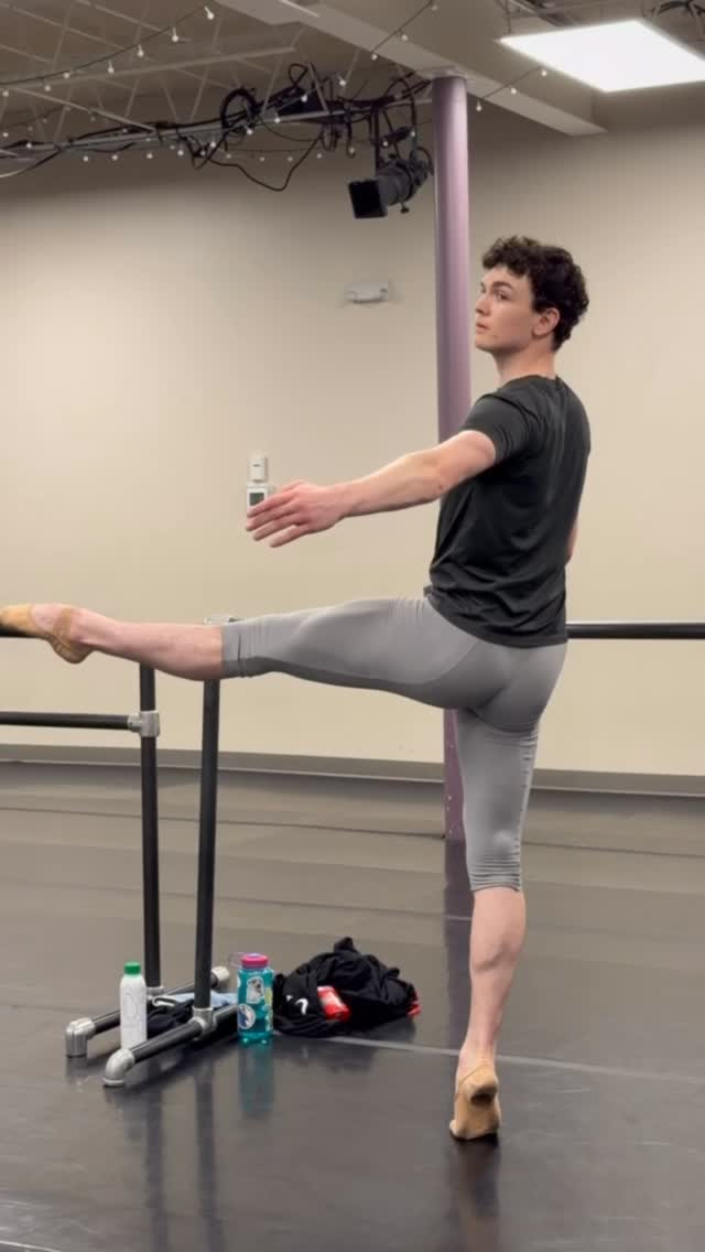 Working on grand rond de jambe en l’air 💪⭐️
A successful grand rond de jambe en l’air starts from the ground up: solid supporting leg, engaged core, and a lifted upper body that adjusts to finish the line with control.
#themaledanceconnection #adultballet #maledancer #balletdancer