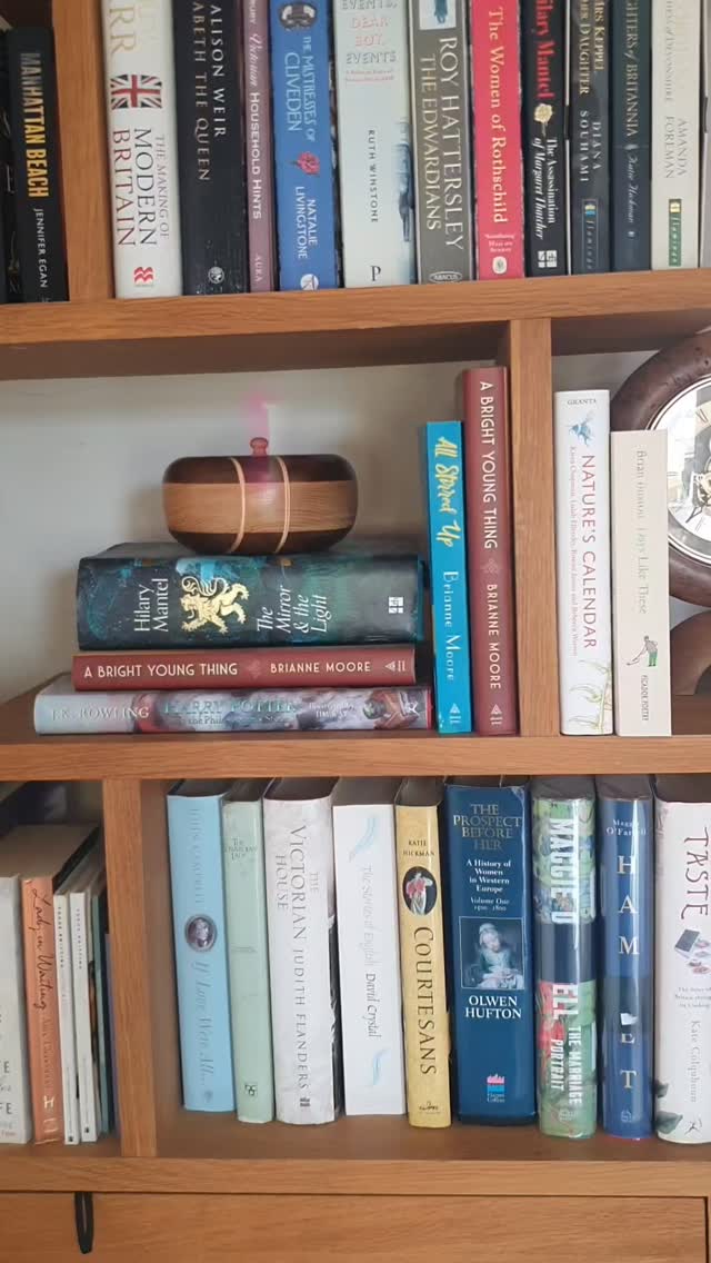 It's a messy families parade! 🤣
Last: a reread of Kate Atkinson's debut, about a seemingly typical but very dysfunctional family living in mid-century York.
Now: estranged siblings are treated to one last cake and a load of family secrets in Black Cake.
Next: 1930's historical fiction!
What are you reading?
#bookstagram #tbr #fiction #reading #booklovers