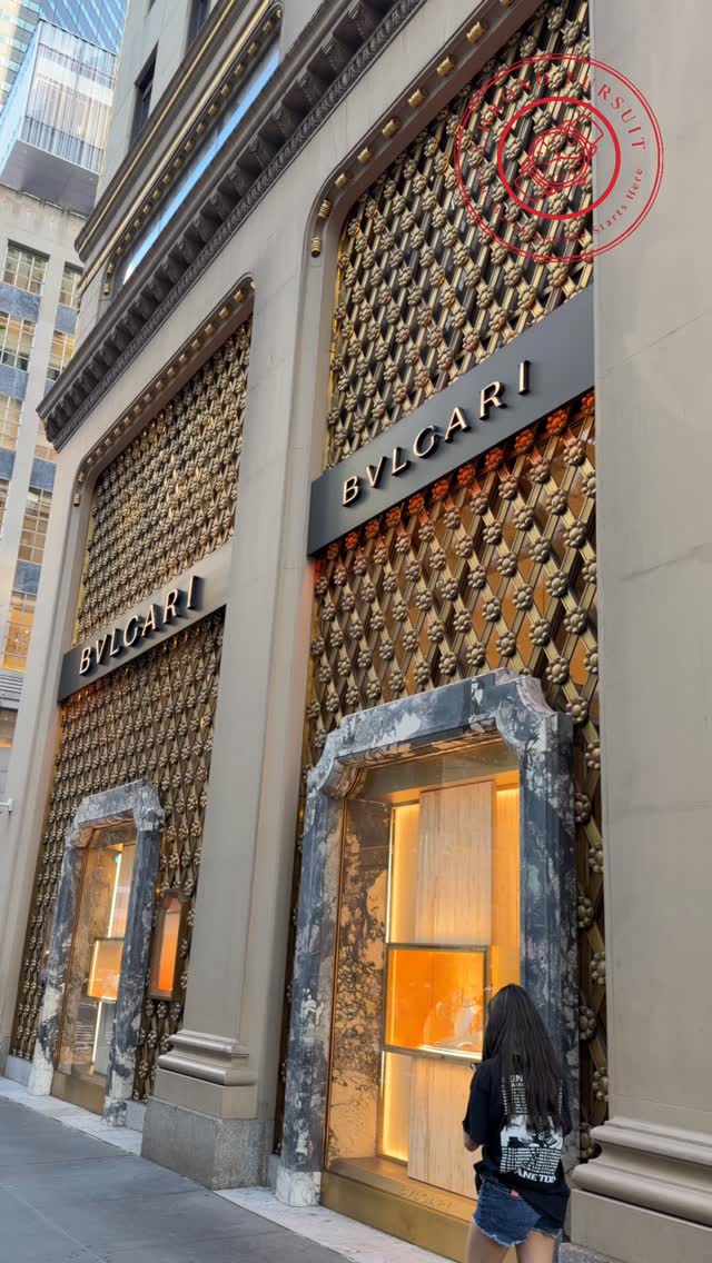I was invited to @bvlgari ‘s private watch trunk show and it did NOT disappoint. From Grand Sonnerie’s to matte-finished gold Octo Finissimo’s, Bulgari continues to show its watchmaking abilities.
What’s your favorite watch from the video? Let me know in the comments ⬇️⬇️
#bulgari #bvlgari #fyp #watchfam #watch