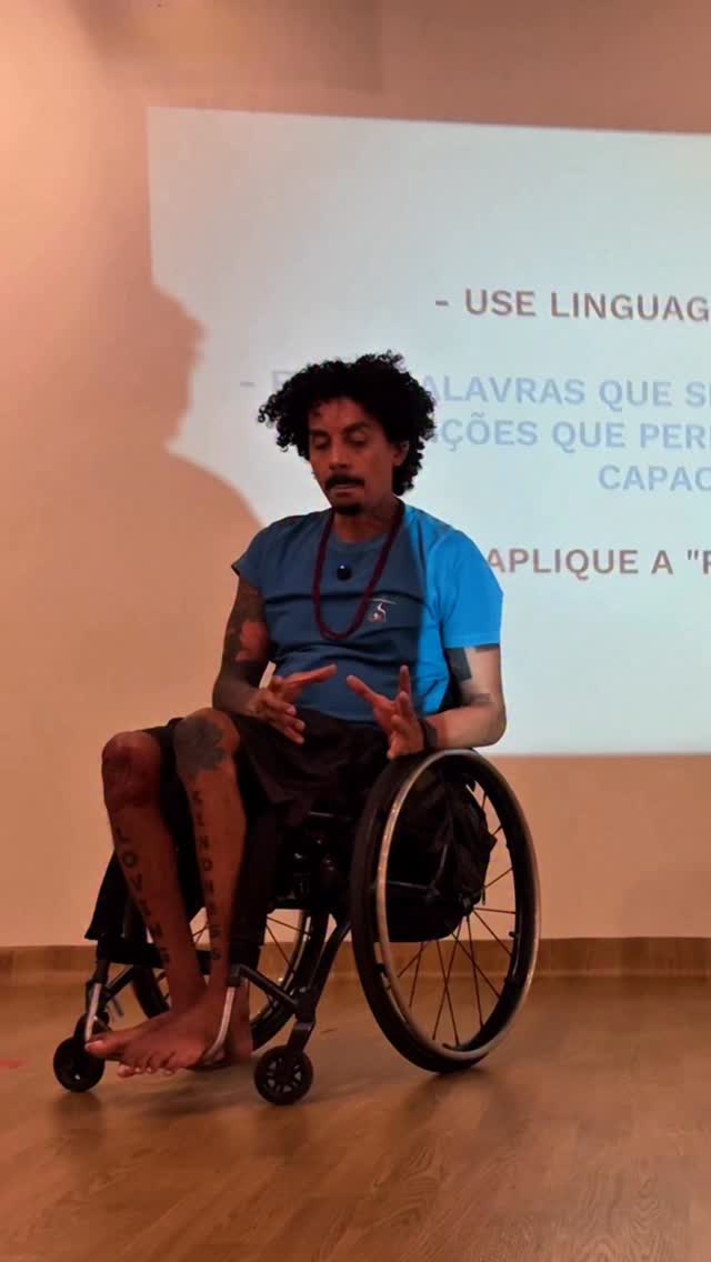 Pessoa com deficiência.
Parece apenas uma escolha de palavras.
Mas a forma como nomeamos as pessoas revela a forma como escolhemos enxergá-las.
Deficiência não é um defeito.
Não é um fracasso.
Não é algo que precise ser escondido.
Quando escutamos as pessoas com deficiência e respeitamos a forma como elas desejam ser identificadas, damos um passo importante na construção de um mundo mais acessível e humano.
E toda inclusão começa por aí:
escuta, respeito e presença. ♥️
E talvez o anticapacitismo comece assim:
aprendendo novas palavras,
questionando velhas crenças,
e desenvolvendo a coragem de escutar experiências diferentes das nossas.
Se você deseja aprofundar seus conhecimentos sobre capacitismo, linguagem inclusiva, acessibilidade e Yoga Adaptado, nossos cursos, mentorias e livros podem apoiar essa caminhada.
Porque quanto mais aprendemos sobre inclusão, mais ampliamos nossa capacidade de acolher.
E acolher também é uma prática.
Saiba mais pelo link da bio. ✨
Lhe tenho amor,
Rodrigo 🙏🏼💜
#Yoga #YogaParaTodos #YogaAdaptado #YogaAcessivel #LheTenhoAmor