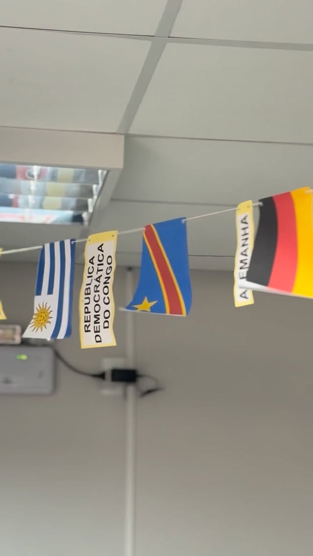 📍CURITIBANOS - Hanasaka Jiisan: circulando por SC 🌸
Em meio a bandeirinhas verde e amarelo, no dia 03 de junho passamos com o projeto por Curitibanos… A oficina foi ministrada pela manhã para adolescentes e jovens na Biblioteca Pública Municipal Professor David Novak. “O velho que faz florescer árvores e o fiel Shiro” encontrou muitas crianças, jovens e adultos no Mercado Público Municipal, e contou com interpretação de libras.
A Biblioteca Pública Municipal também recebeu o livro “Udo”, que agora segue no acervo disponível para toda a comunidade.
Agradecemos a Sec. de Cultura Daiane, a Jessica, as meninas da Biblioteca, nossa produtora local Fernanda e o Felipe pela interpretação em libras… todas as pessoas que estiveram presentes nessas atividades conosco! Foi muito especial estar com vocês… e ainda tivemos a oportunidade de conhecer a Praça do Japão, com o encantado bordo de outono. 🍁🍂
Proposta Cultural selecionada no Prêmio Elisabete Anderle de Estímulo à Cultura – Edição 2025, realizada com recursos do Governo do Estado de Santa Catarina, por meio da Fundação Catarinense de Cultura (FCC). @fcc.cultura
📸 @taiaproducoes
#fcc #HanasakaJiisan #TeatroDori #elisabeteanderle